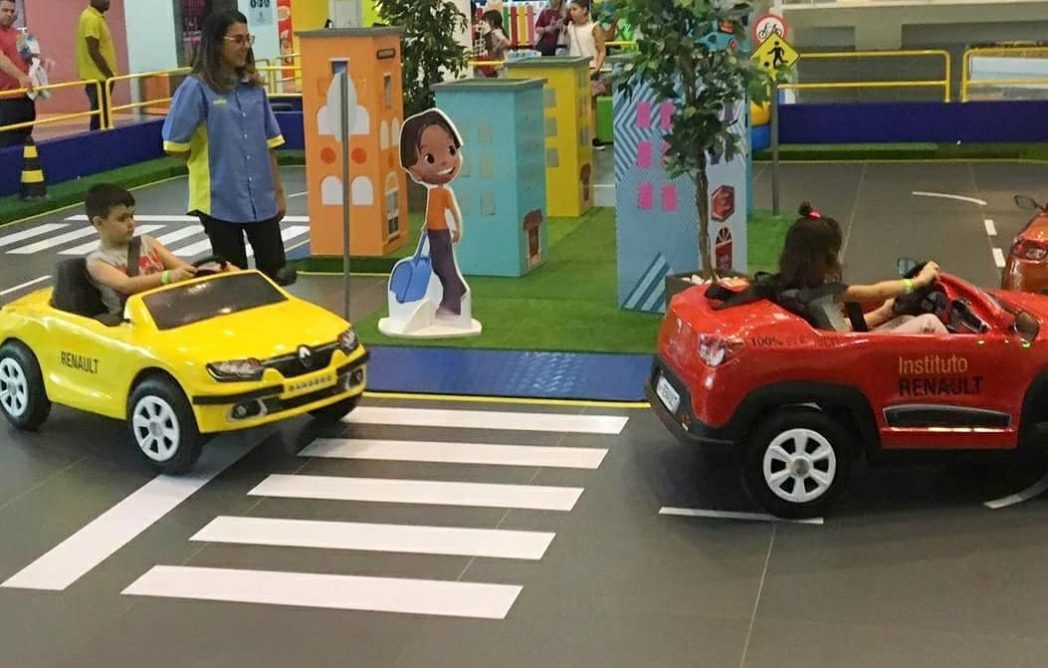 Jogos interativos de trânsito atraem crianças no Espaço Kids do