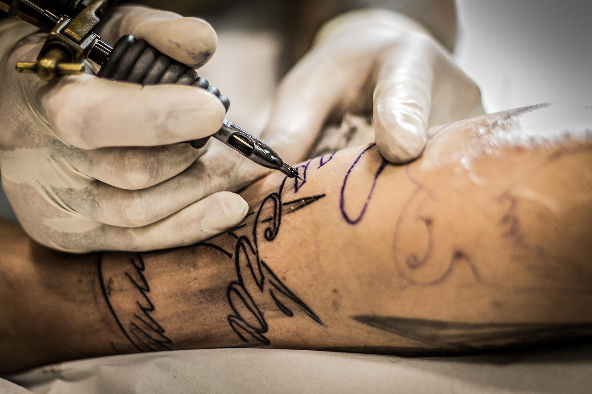Descubra as 5 tatuagens ligadas ao crime que você nunca deve fazer