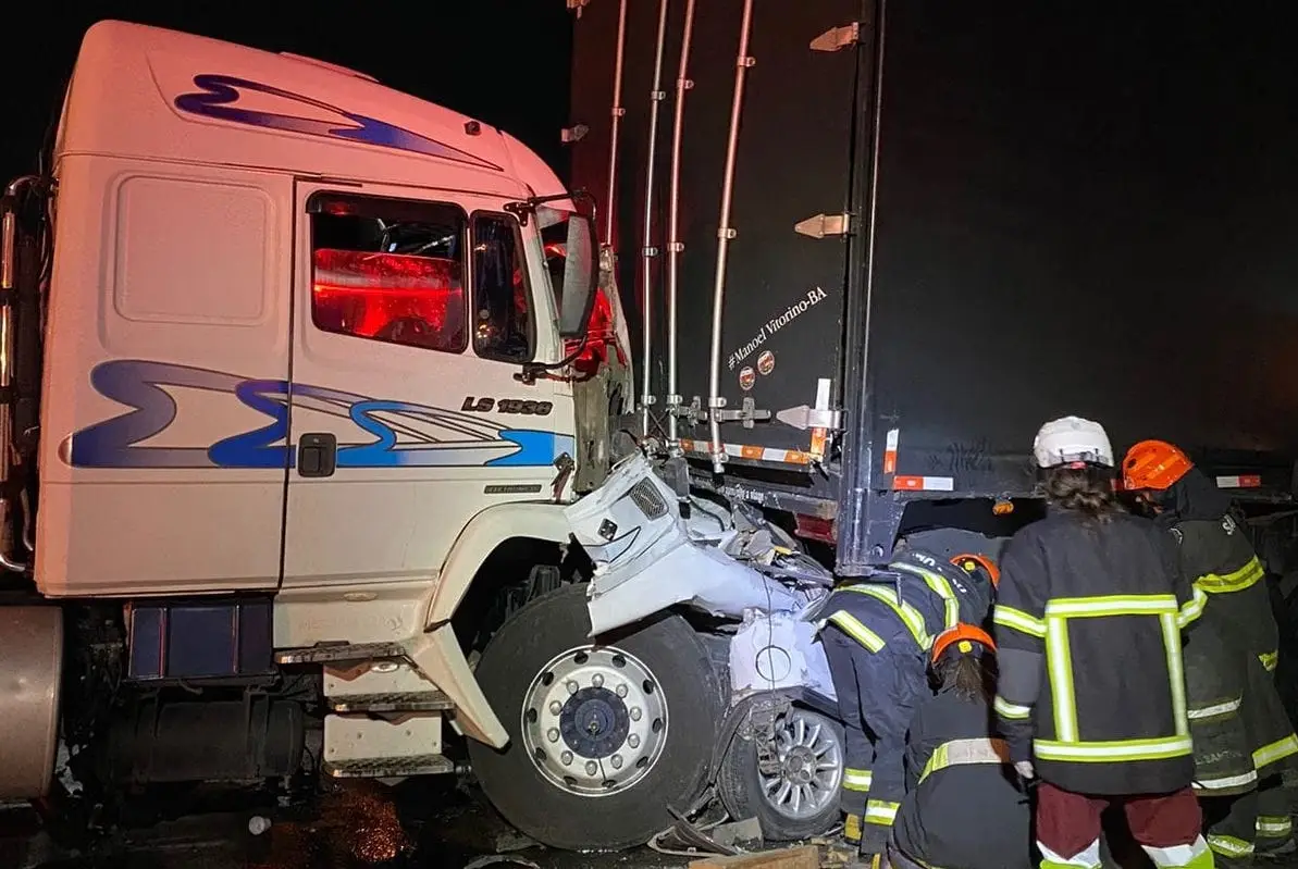 Acidente Entre Carro E Caminhões Deixa Três Mortos Na Via Dutra Em São Paulo Notícias Guarulhos